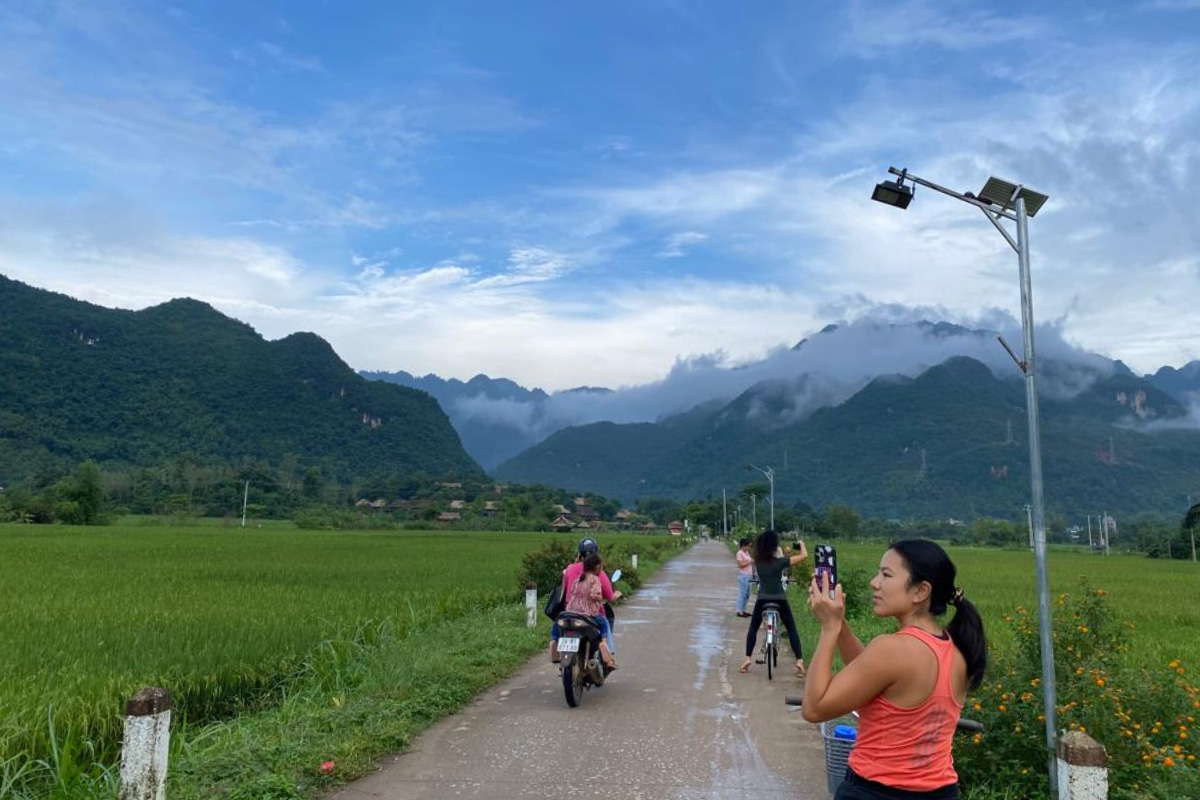 Cycling through the rice fields in Mai Chau