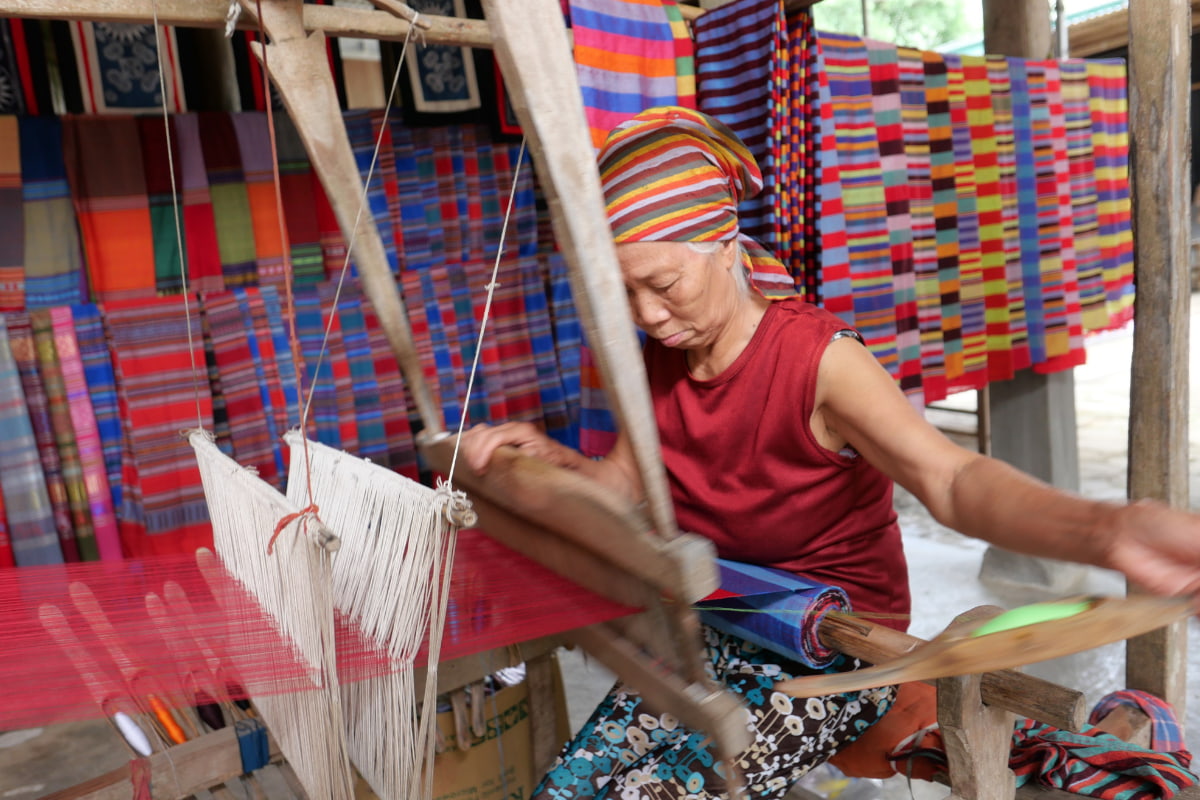 Join local weaving workshops in Mai Chau