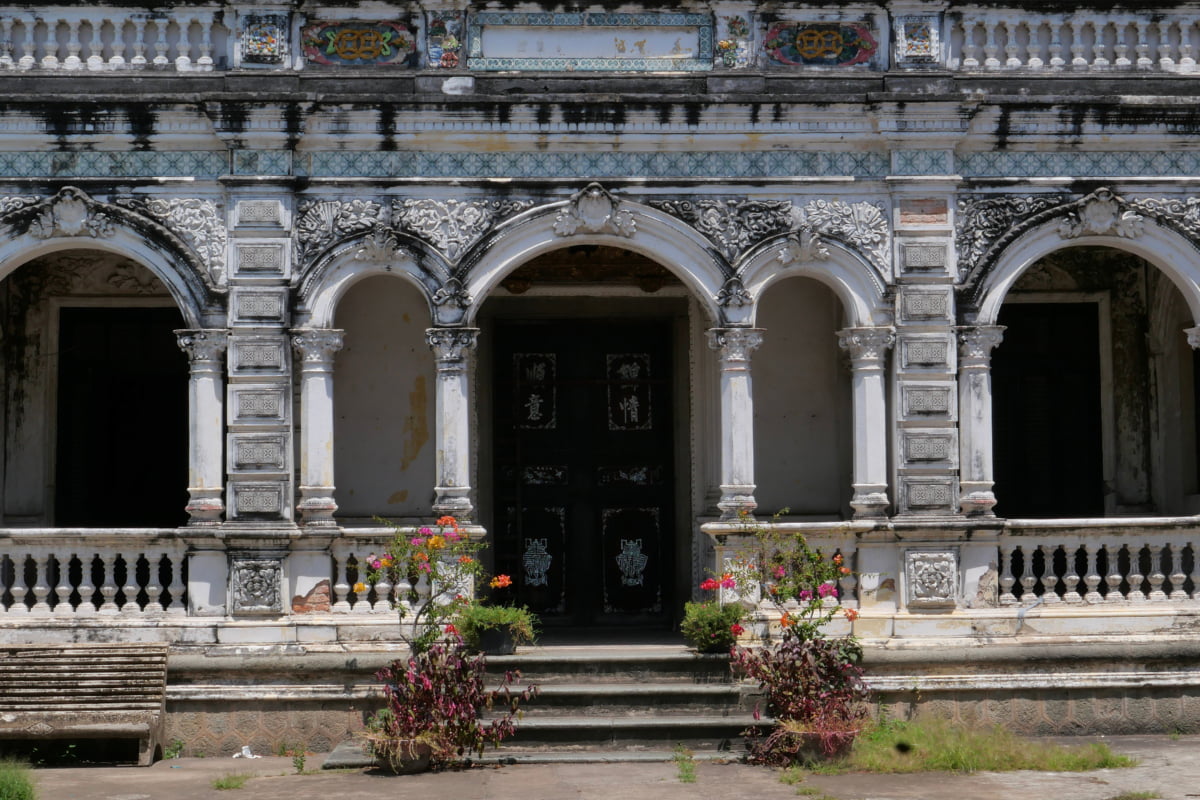 The ancient house in the novel “L’amant_ by Marguerite Duras