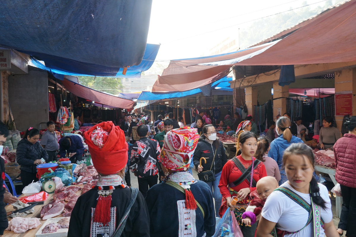 Experience local market in Sapa