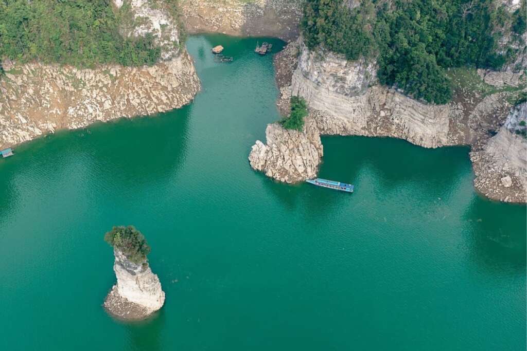 Na Hang lake in Tuyen Quang, surrounded by poetic and majestic landscapes