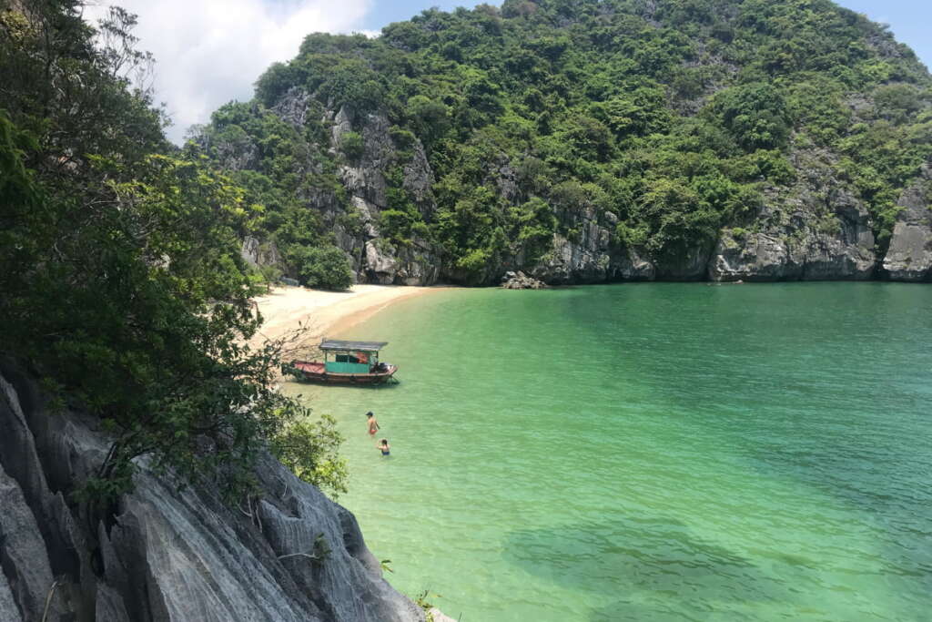 Relaxing day on the beach - Lan Ha Bay